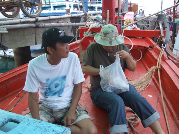 นั่งกันเรียบร้อยรอเรือออกจากท่า