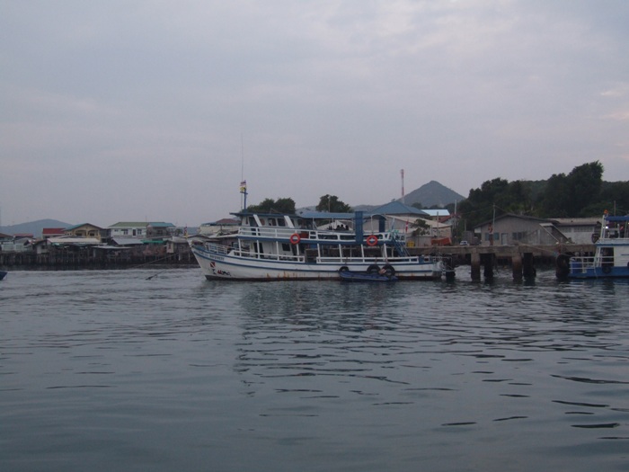 เรือออกจากท่าแล้วไชโย 