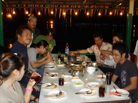 ใครอิ่มก็ลุกขึ้นมานั่งชั้นสองคับ...... :laughing: :laughing: :laughing: