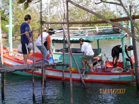  :cool: :cool:....มาครับขนของลงเรือกันก่อนจ้า ....ช่วยกันช่วยกัน ... :grin: :grin: :grin: