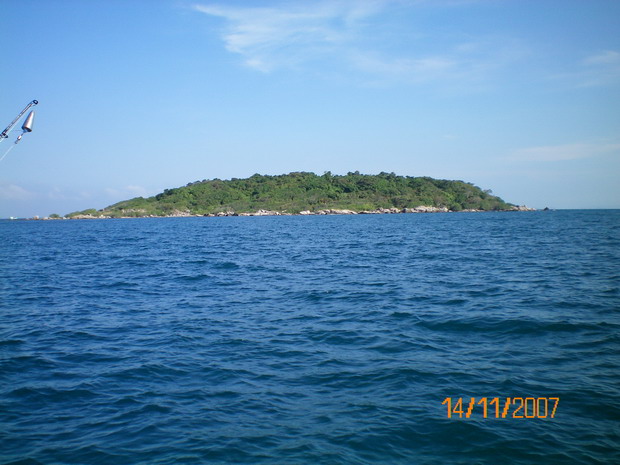  :love: :love:...ระหว่างเรือแล่น ไปอีกหมายก็มีภาพของเกาะมัน ในหรือมันนอกไม่รู้ครับสวยดีเอามาฝากกันคร