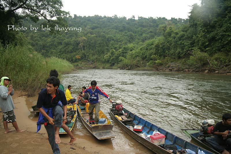  :grin: :grin: :grin:นั้งเรือได้สักพักใหญ ก็ถึงที่ หมาย แรก ครับ
หมายนี้ ที่เป็นข่าวว่ากระสูบใหญ่  