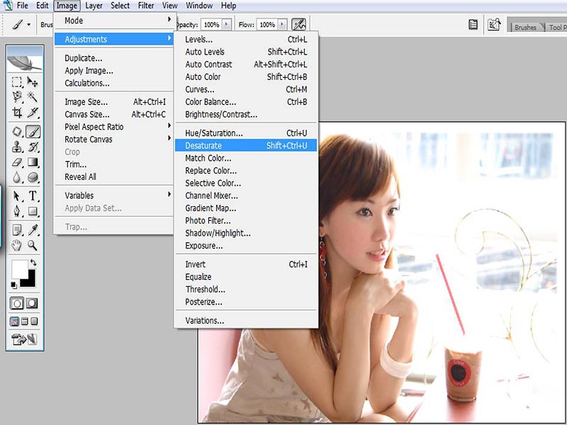 จากนั้นทำไฟล์ภาพที่เปิดมาให้เป็นขาวดำด้วย Desaturate ครับ หรือ Shift+Ctrl+U ครับ