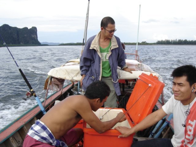 ด้วยเรือลำน้อย จึงต้องไปตกแถว เกาะ