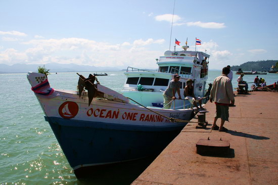 เรือเทียบท่าแล้วจ้า.....เอ้าขยับขยาย..ย้ายก้น.......ให้เจ้าหน้าที่ของพม่าขึ้นมาตรวจเอกสารกันหน่อย...