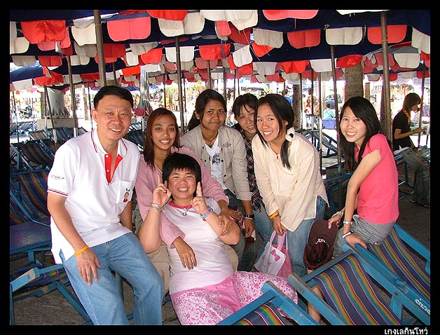 ปากมันจากอาหารที่สั่งมาก็มีโทรศัพท์มาบอกว่า 3
เด็ก ๆ ถึงพิพิธภัณฑ์สัตว์น้ำ ข้าง ม.บูรพาแล้ว...

