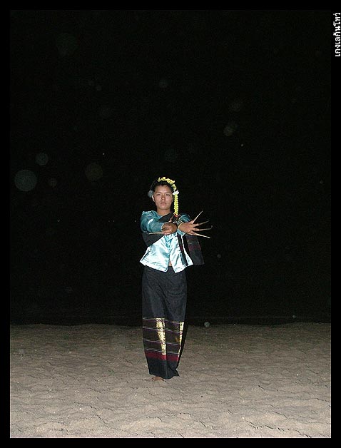 ลูกสาวซ่า ๆ พอมาฟ้อนพื้นเมืองแบบนี้แล้ว
บอกเลยว่าทึ่ง ขนลุก รำสวย สง่า มาก  ๆ :blush: