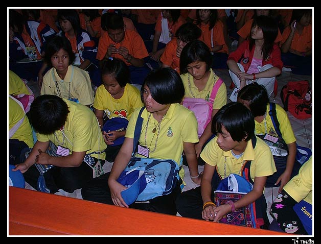 เด็ก ๆ เข้ารับฟังบรรยายคร่าว ๆ จากเจ้าหน้าที่