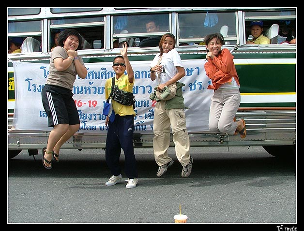 จากนั้นก็ขึ้นรถเพื่อเดินทางไปชมเรือรบ
