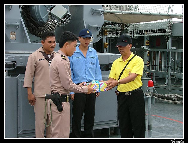 ครูใหญ่มอบของที่ระลึกให้กับพี่ ๆ ทหารเรือใจดี