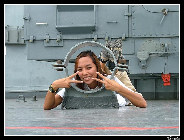 ส่วนพวกเราครู ๆ ทั้งหลาย ซุกซนวิ่งไปรอบเรือ หาห้องอาหาร ห้องนอน ห้องน้ำ จนมาสิ้นสุดตรงปืนใหญ่