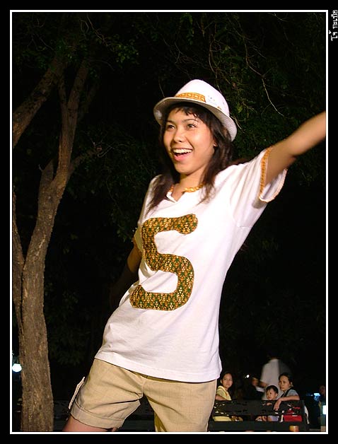เดินเข้ามาเรื่อย ๆ กะจะชมให้รอบงาน