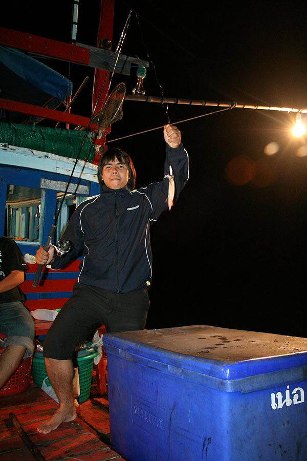 โยหมึก กันตามระเบียบ  หลังจากที่ลงเรือตอนเย็น   :grin:

พี่ดอกรัก กับหมึกตัวน้อยนิด :grin: