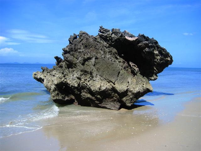 หินก้อนนี้...3 คนช่วยกันลากมาไว้กลางหาด...สวยมากๆๆ