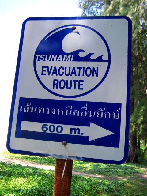 มีป้ายเตือนภัยสึนามิด้วยคับ