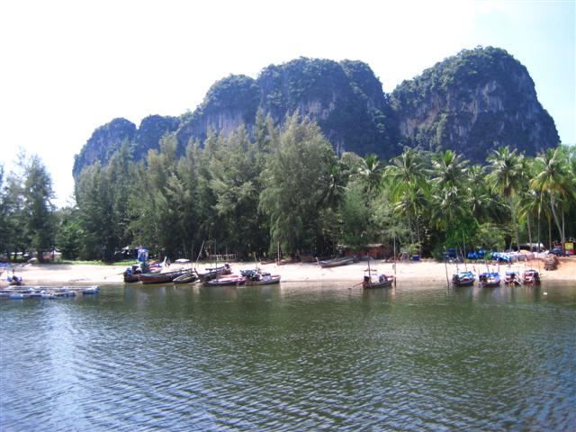 เรือประมงเล็กพื้นบ้าน...(เรือหาง)..น้าแม๊กบอกมาคราวหน้าจาเหมาไปชายร่อง