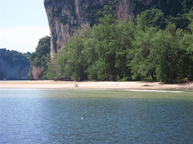 ตรงชายหาดมีนักท่องเที่ยวแก้ผ้าเล่นน้ำด้วย...น่าจะสัก 1 ขวบ