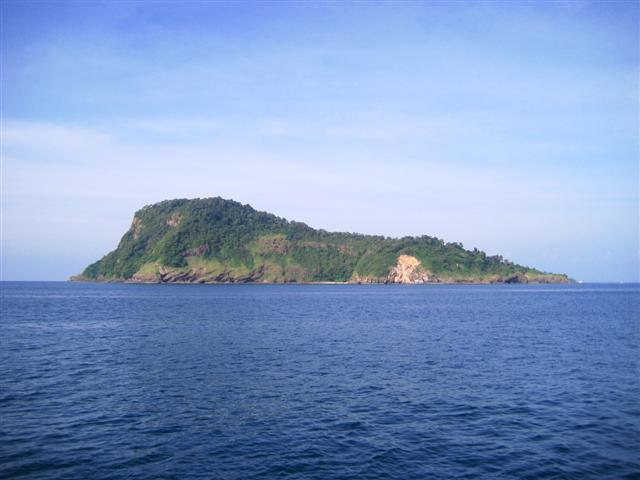 เรือแล่นกลับ..ผ่านข้างเกาะรอก