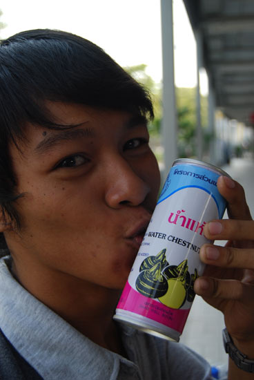 น้าต่อนำน้ำแห้วมาแจก ทุกคนไม่รอช้า จับจูบกันเลยทีเดียว  :grin: