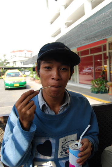 อีตานิวก็กินน้ำแห้ว กับแห้วต้มไปพลางๆ  :umh: