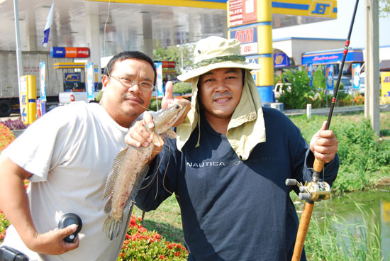 เด็กปั๊มวิ่งมาดูกันเต็มเลย  :laughing: