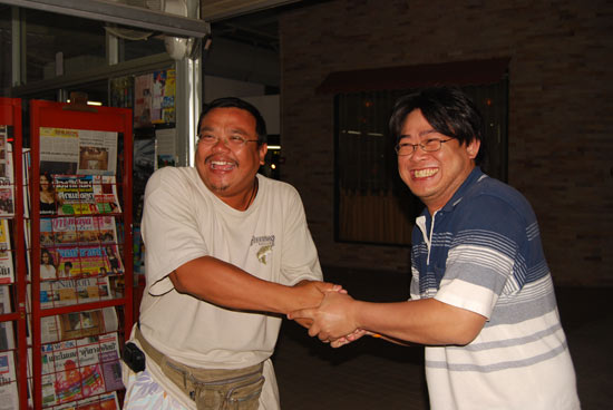 ผู้จัดทริปจับมือแสดงความยินดี
-----------------------------------------------------------------
 [