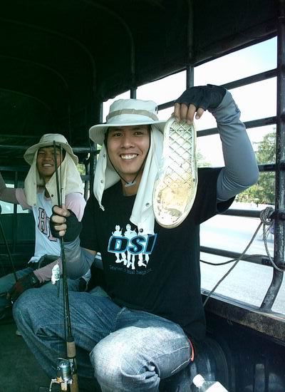 น้าตองลุยเต็มที่เลยครับ ลุยแค่ไหนไม่ต้องบอกครับล่อซะรองเท้าพังเลย :laughing: