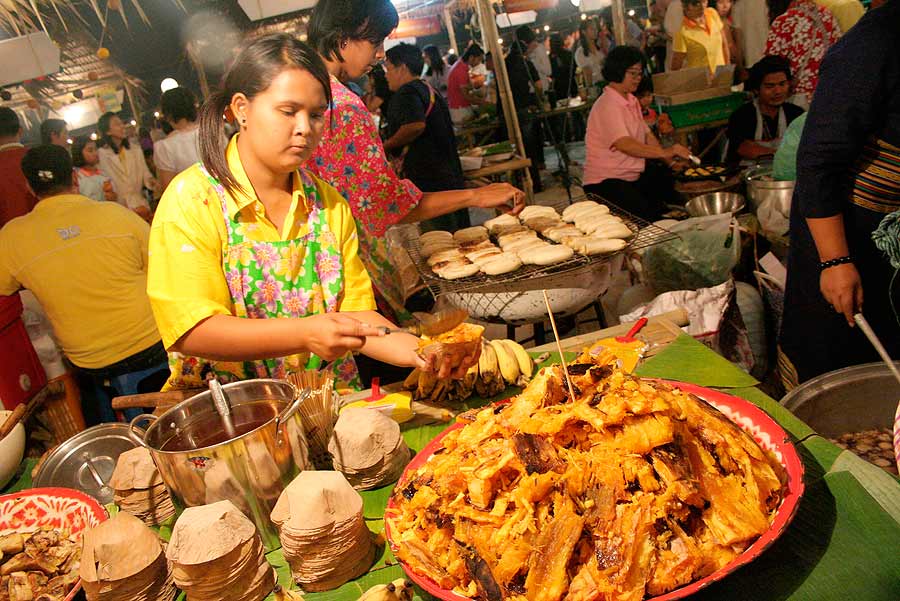 ของกิน แบบโบราณ  มีให้เลือกมากมาย

อืม .... สมกับบรรยากาศย้อนยุค จริงๆ

ดูภาชนะ ที่ใช้ใส่ขนมสิ่ค