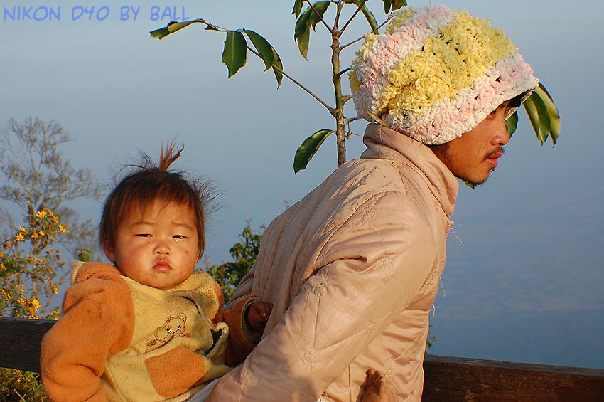 ชาวเขามาพร้อมลูกเล็กๆ ผมกำลังยืนถ่ายรูปด้านล่างอยู่ น้าชาวเขาบอกว่าพี่ เก็บฟิล์ม (แน๊ะรู้อีกผมชื่อฟิ