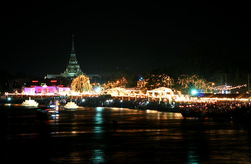 ภาพสุดท้ายแล้ววววว.....     สำหรับครั้งแรกกับพลุของม่อน

ขอบคุณครูเล็ก แปดริ้ว  และ น้าเต่า ที่ช่ว