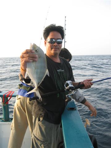 ปลาตัวแรกหลังจากอยู่ในเรือ 10 ชั่วโมง :laughing: