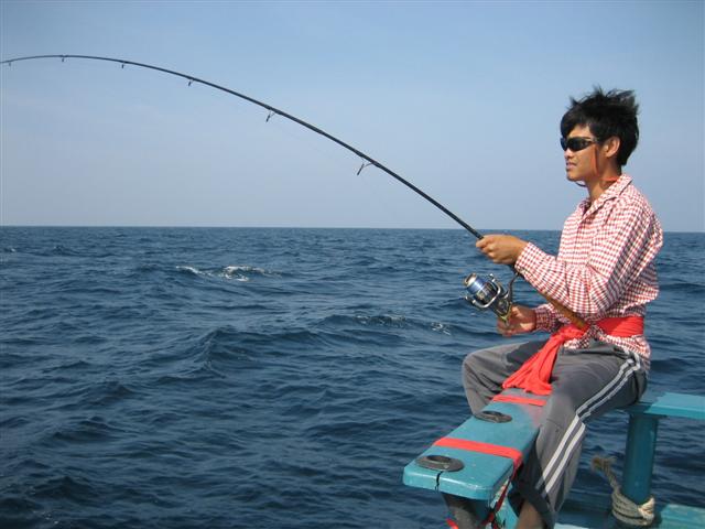 อ๊ะ!เชนอัดอะไรอยู่ท้ายเรือ :ohh: