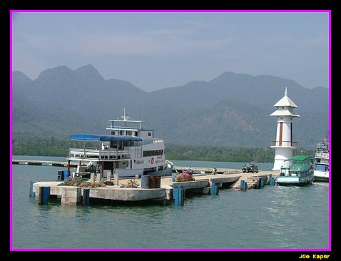 เรือค่อย ๆ ห่างฝั่งไปเรื่อย ๆ เป้าหมายอยู่ที่เกาะหวายค่ะ