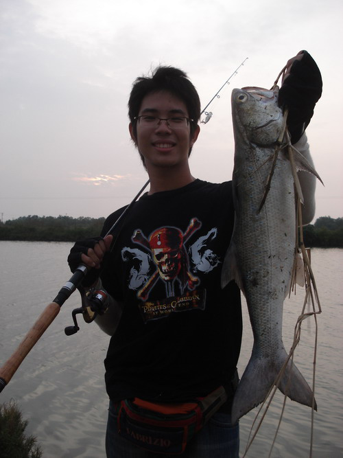 เอ้า........เผลอแพร๊บ ใอเจ้าเบนซ์ ไปลากสากกระเบืออ่าววว...ไม่ใช่
กุเลาตัวเขื่องมาโชว์เฉยเรย แล้วก้อ