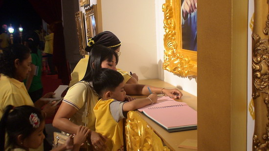 อีกภาพครับน้องเเค้าอยู่อนุบาล 3 ครับ 



เป็นช่วงที่ในหลวงทรงพระประชวร พอดีครับ
