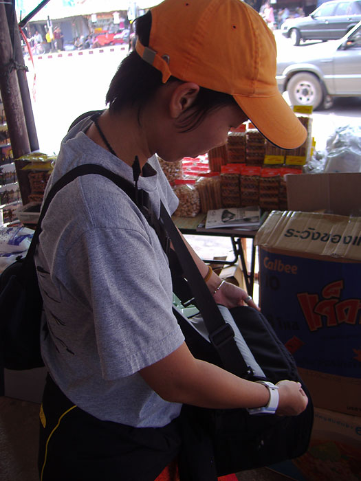 แวะซื้อของฝากให้เพื่อนๆพี่ๆน้องๆ
--