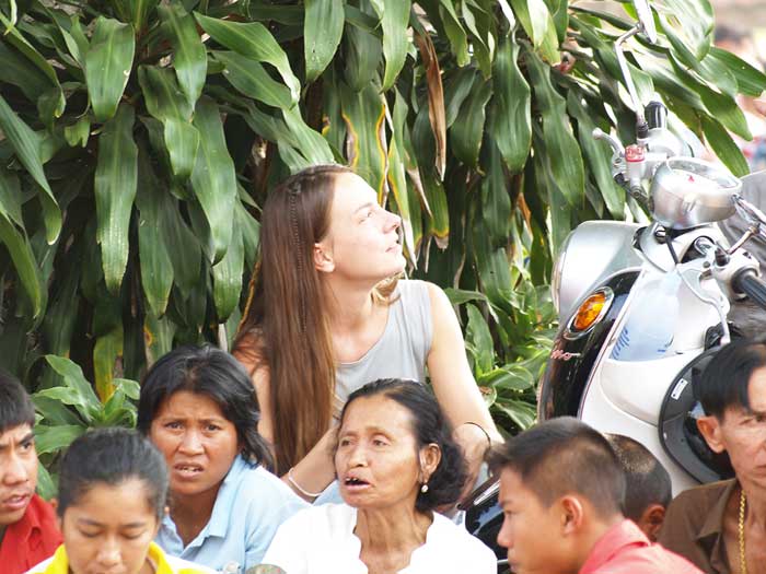 สาวฝั่งตรงข้าม ... พยายามนานมากกว่าจะได้รูป เนื่องจากคนเดินผ่านไป-มา :grin: