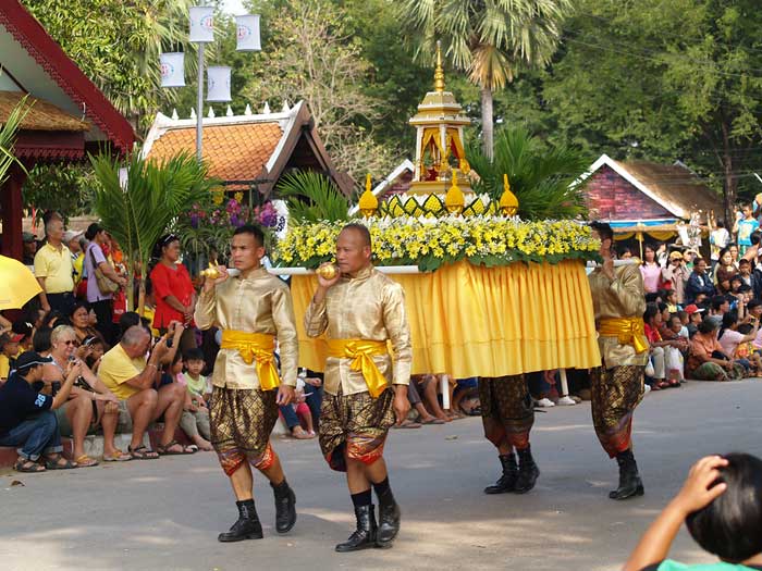 กระทงพระราชทานจากองค์พระบาทสมเด็จพระเจ้าอยู่หัวฯ


ปฮ. หากหมวยใช้คำราชาศัพท์ผิดพลาดไป กรุณาช่วยท้