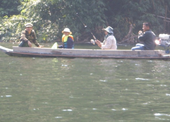 ทริปนี้เหมาเรือไป 2 ลำ ลำละ 600 บาท  เดินทางไปพร้อมๆกัน
