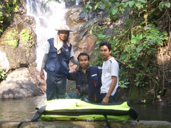 ถ่ายรูป 3 หนุ่มที่ร่วมทริป