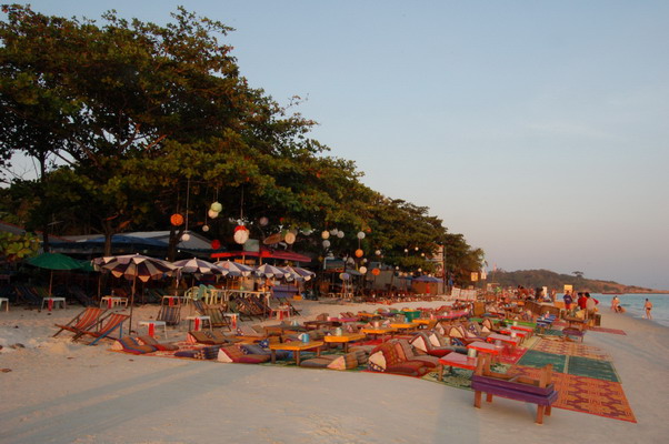 หาดทรายเเก้ว .... ทรายขาวๆ เนียนๆ สวยจริงๆครับ ....ร้านน่านั่งเล่นหลายร้านเลยครับ .... กลางคืนก็มีคว