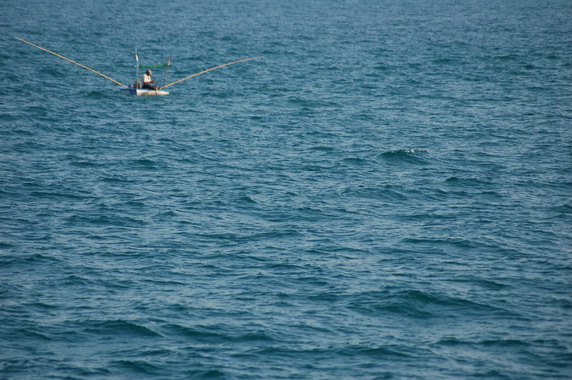 นั่งเรือกลับเเล้วครับ......เจอพี่เค้าออกมาหาปลา ....

ชอบรูปนี้ครับ ชอบสีน้ำทะเล เเต่เสียดายเรือไม