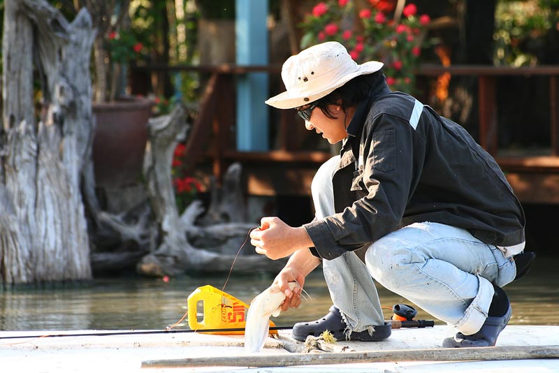 ต้องจับดีๆ.....................เดี๋ยวมีเลือด.....
 :laughing: :laughing:
