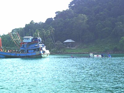 เราได้ลากเรือเนตรวารีมาจนถึงน้ำตื่นที่สุดที่เรืออวนสามารถวิ่งได้ เราก็ได้เห็นเสากระโดงเรือโผล่ขึ้นมา