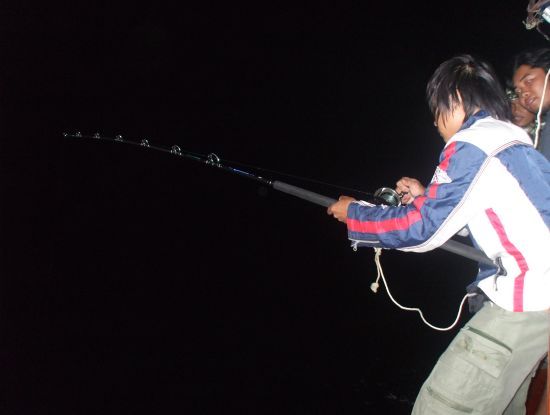 หลังส่งเหยื่อลงไม่นาน ปี๊ดๆ ดังที่ท้ายเรือ เกรียติอยู่ใกล้สุดคว้าคันของตัวเองตวัดขึ้นสุดแรง เย่อกันอ
