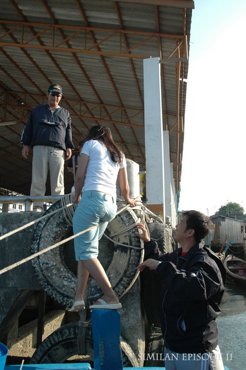 น้ำลงช่วงเช้า ลงเรือกันยากหน่อยครับ ต้องใช้วิชาตัวเบาตั้งแต่ยังไม่ลงเรือเลย.....พอลงเรือแล้วก็ต้องใช