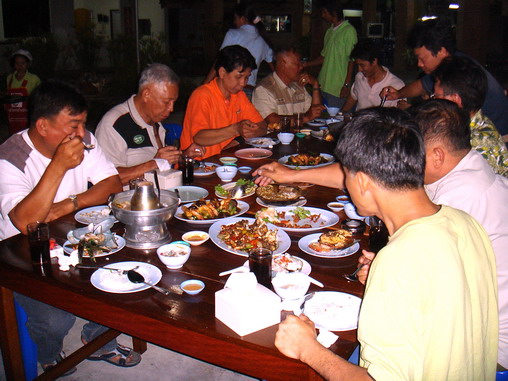 ตกลงตี๋ใหญ่ พาเราไปกินที่ ร้านอาหารปากน้ำซีฟู้ด