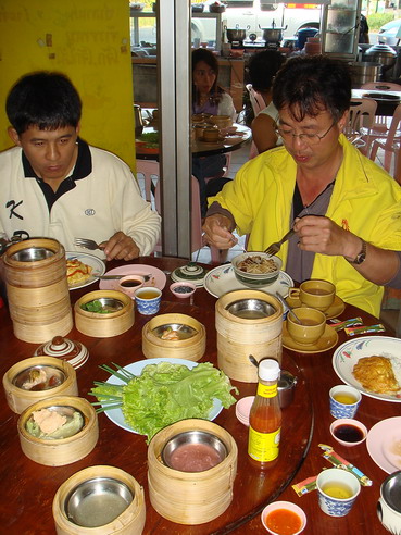 กินมื้อเช้าก่อนลงเรือ 