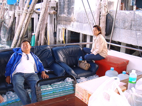 กินอิ่มแล้วก็มาจัดของลงเรือ รอเจ้าหน้าที่มาตรวจเอกสาร