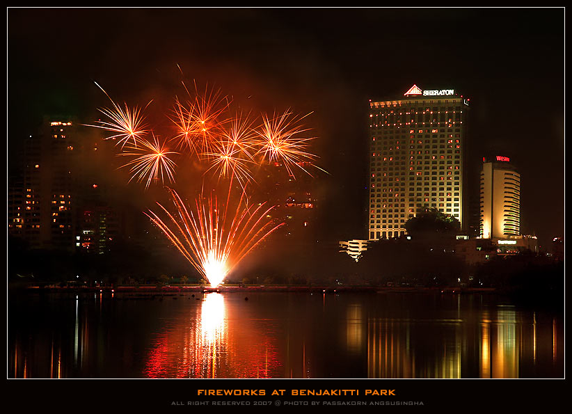 พลุประเภท Roman Candle

เป็นดอกไม้ไฟชนิดหลอดยาวที่บรรจุเม็ดสี ยิงต่อเนื่องเป็นห้วงจังหวะ Roman Can